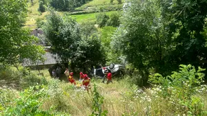 Două persoane sunt resuscitate, după ce maşina în care se aflau a căzut într-o râpă