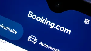 Nouă metodă de fraudă pe Booking: Hackerii folosesc date reale ale turiștilor pentru a le fura banii