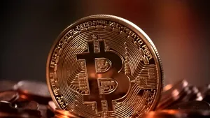 Și totuși: cine e în spatele Bitcoin? Trilionarul Dan Peña spune că, dacă am ști, am fugi mâncând pământul să vindem