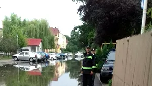 FOTO VIDEO Rupere de nori la Târgu-Jiu, Harghita şi Neamţ: Oameni rătăciţi pe munte, incendii produse de trăsnet şi copaci căzuţi pe carosabil

