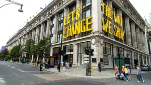 Celebrul magazin Selfridges din Londra va fi transformat într-un complex cu hotel şi apartamente