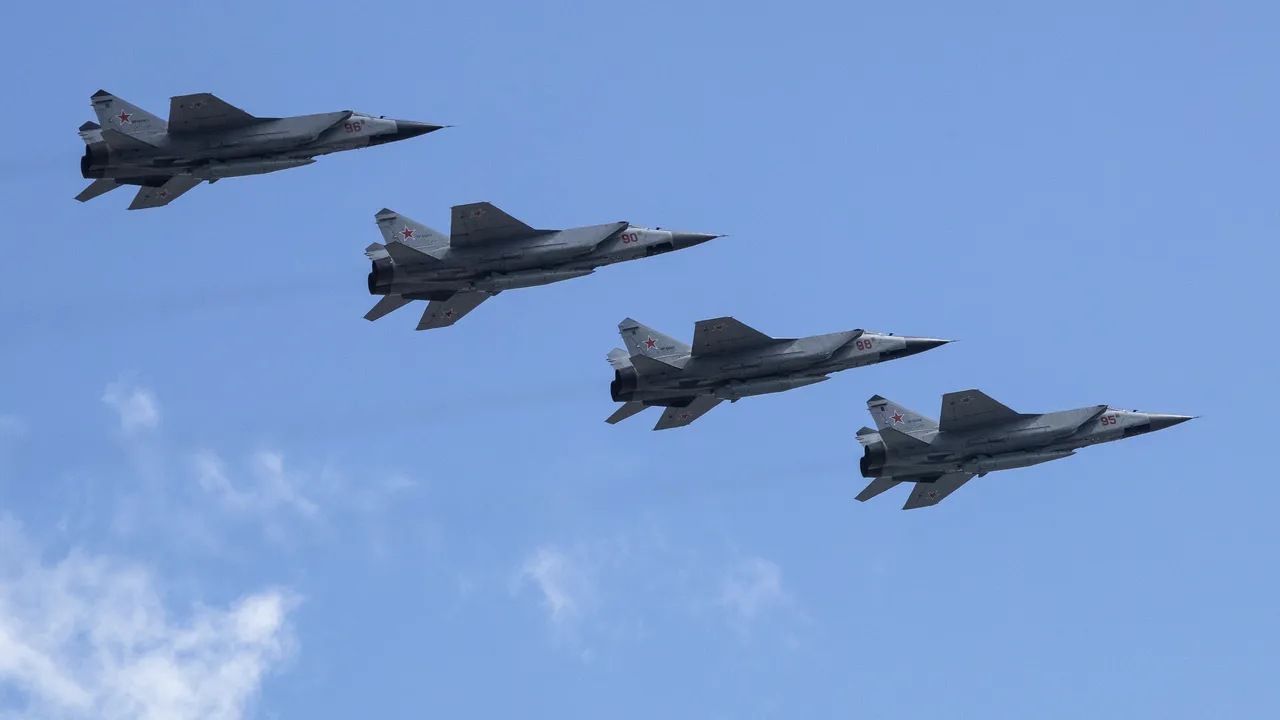 Flancul estic al NATO este ameninţat. Rusia desfăşoară avioane de luptă înarmate cu rachete hipersonice în Kaliningrad