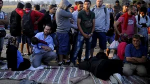 Cel puţin 11 azilanţi, răniţi în urma confruntărilor între refugiaţi şi poliţie pe insula Lesbos