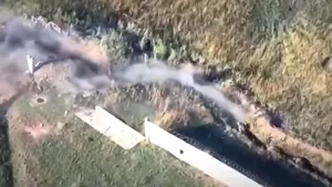Soldaţi ruşi care fug în tranşeele din Doneţk. Drona ucraineană îi identifică şi îi bombardează

