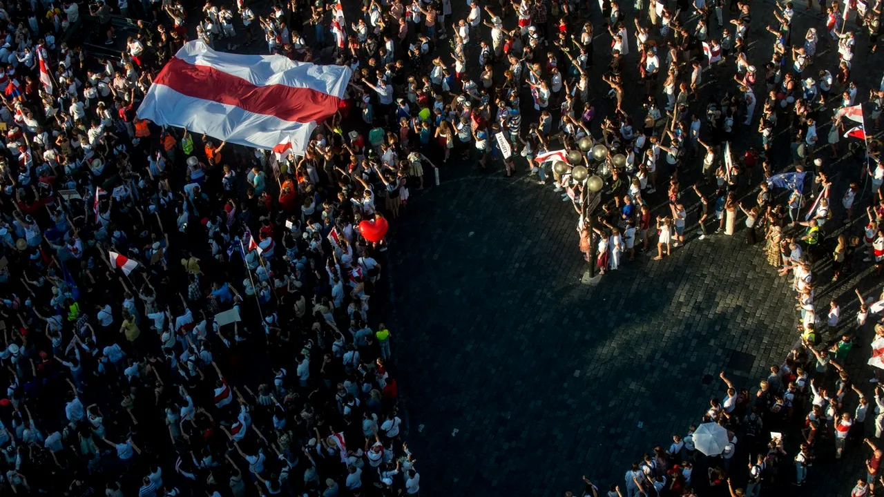 Mii de oameni au ieşit în stradă, în Belarus, pentru a noua noapte consecutivă de proteste
