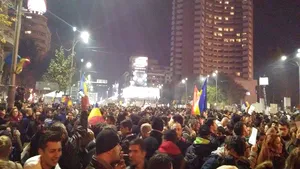 Guardian:Explozia de furie din România, pe fondul corupţiei generalizate, semnalează speranţă fragilă