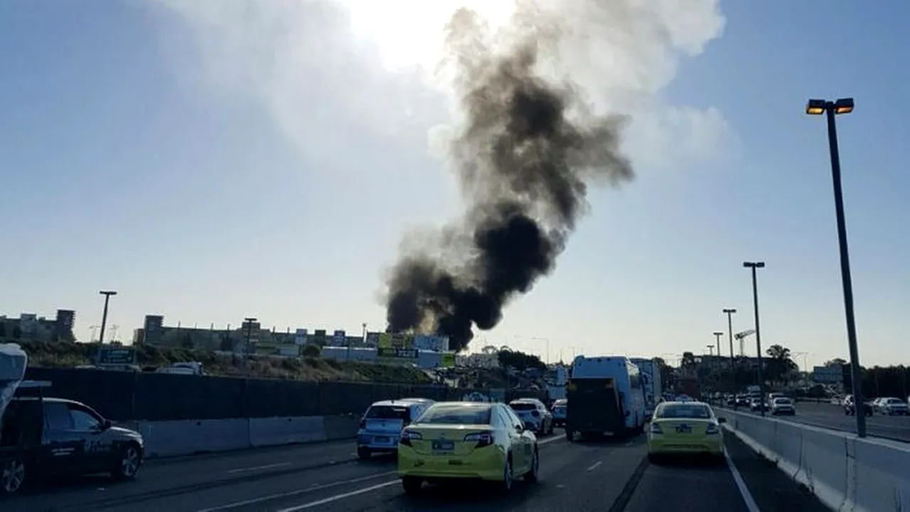 FOTO, VIDEO Accident aviatic: Un avion s-a prăbuşit peste un mall din apropierea aeroportului din Melbourne/ Autorităţile nu au găsit supravieţuitori