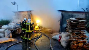 INCENDIU de amploare la o fabrică de mobilă din Oradea. Paznicul a ajuns la spital cu arsuri | FOTO, VIDEO