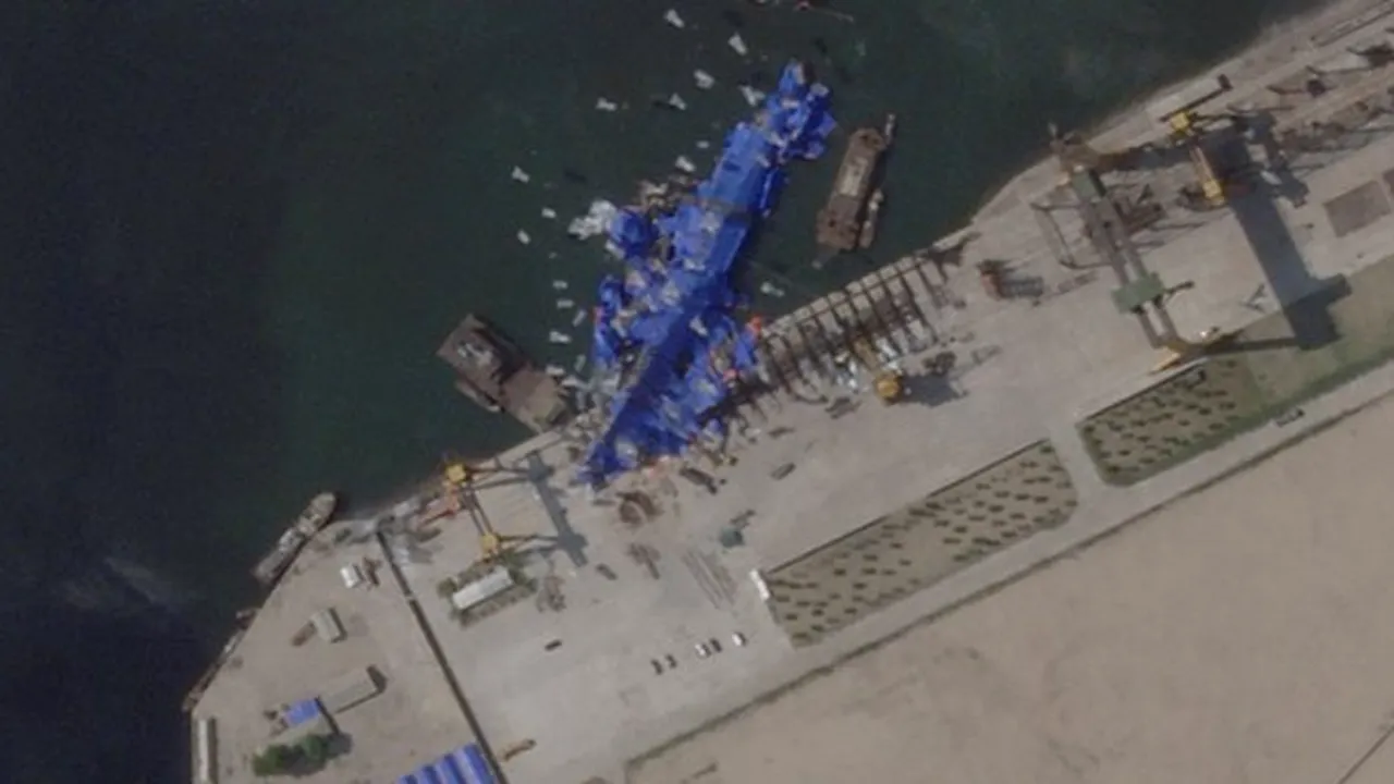 Coreea de Nord. Forfotă pe şantierul în care a avut loc lansarea ratată a unei nave de război