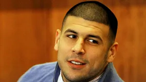 TRAGEDIE în fotbalul american: Aaron Hernandez, star din NFL, s-a SINUCIS în închisoare