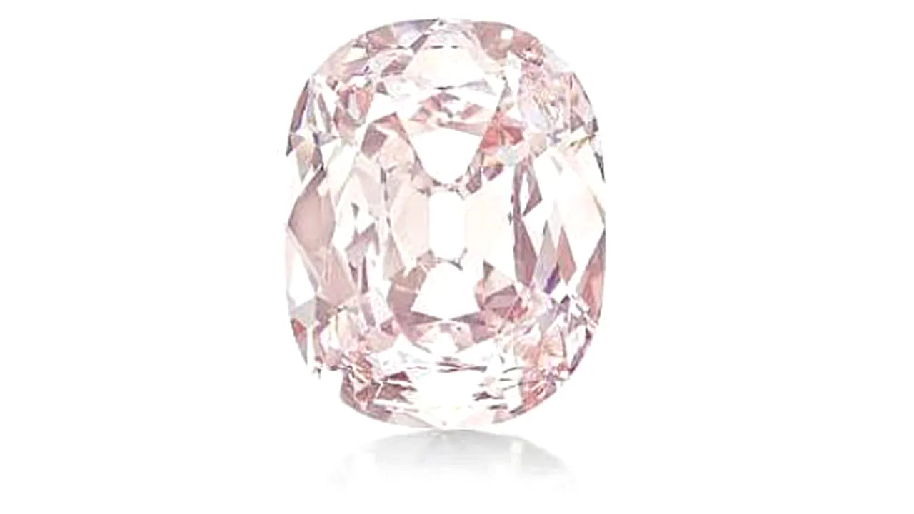 Un diamant roz, vândut la licitaţie cu aproape 40 de milioane de dolari