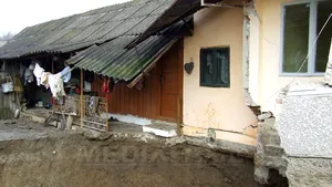 Alunecări de teren în Vâlcea: 70 de familii au rămas izolate