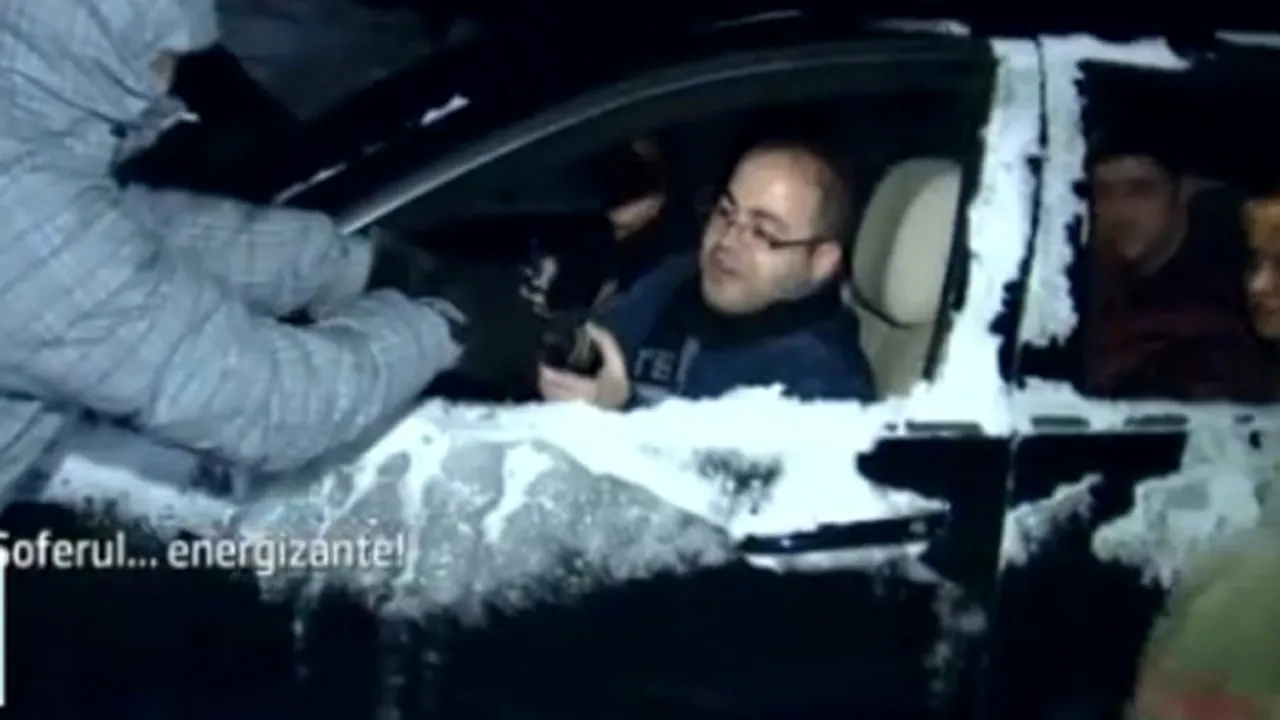 Alex Dima şi George Vintilă au împărţit alimente oamenilor blocaţi de 40 de ore în nămeţi