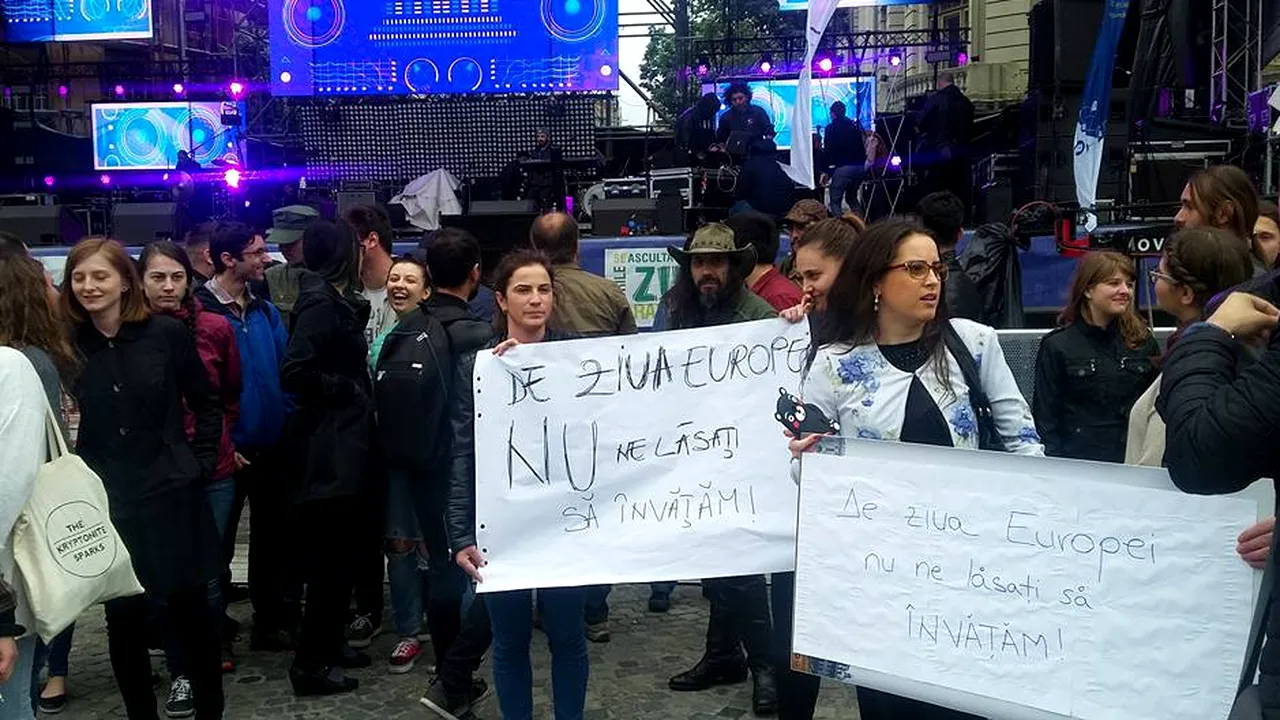 FOTO, VIDEO Studenţii Facultăţii de Istorie, protest faţă de concertele din Piaţa Universităţii. Ce RĂSPUNS dă Primăria Capitalei