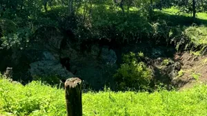 Au început lucrările de stabilizare a terenului prăbușit în zona fostei mine de sare din Coștiui, Maramureș