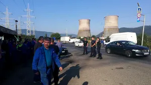 Protest la Termocentrala Mintia. Sute de angajaţi nu şi-au primit salariile 