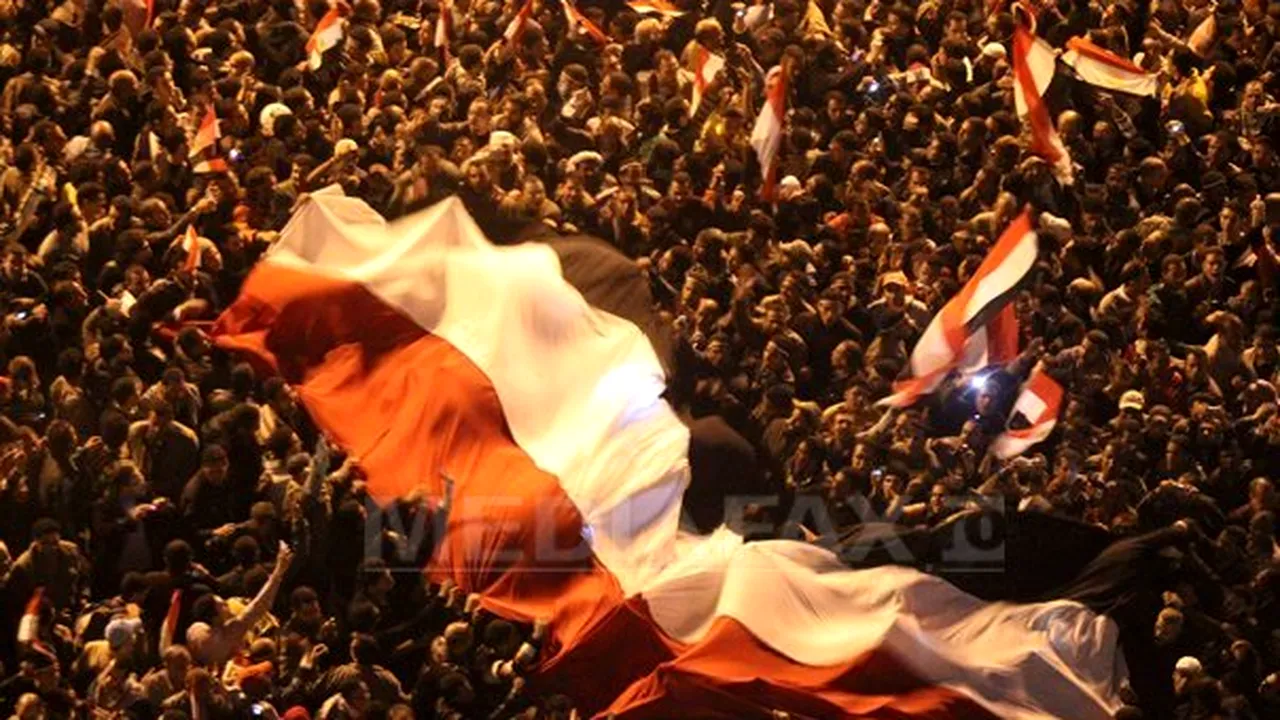 Mii de egipteni euforici se află în piaţa Tahrir, în prima zi fără Hosni Mubarak - VIDEO