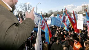 Over 150 Unionists Picket Fin Ministry HQ Monday, Call For Extended Furlough