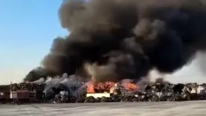 Incendiul de la depozitul de deșeuri din Prahova: Pompierii intervin cu 7 autospeciale