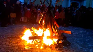 Tradiţii şi obiceiuri cu ocazia Crăciunului pe rit vechi. Sârbii din Arad au aprins stejarul în Ajunul Crăciunului: ”Focul care merge către Cer purifică”