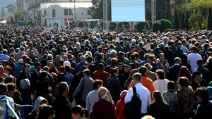 Iaşi: Îmbulzeală la sarmalale oferite pelerinilor. Porţiile s-au epuizat într-o oră şi jumătate