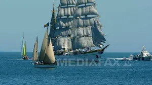 Radu Mazăre, costumat în amiral şi însoţit de şase tinere, a premiat nava şcoală 