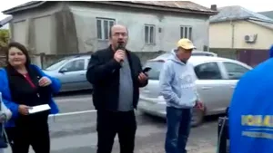  „Ăia hoţi, ăştia hoţi / Mama lor la toţi”. Campanie electorală inedită, cu karaoke pe marginea drumului, făcută de simpatizanţi PNL într-o comună cu primar PSD | VIDEO