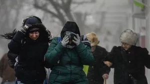 INFORMARE METEO de vreme rea: Ninsori consistente la munte, intensificări ale vântului şi răcire