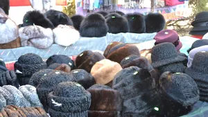 Singurul târg al căciulilor din România, organizat la Blaj de 200 de ani, atrage şi astăzi sute de vizitatori | GALERIE FOTO