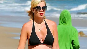Tori Spelling, însărcinată, în costum de baie pe o plajă din Malibu - FOTO