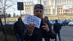 „Eşti sluga lui Dragnea”. Ministrul Justiţiei, huiduit la ieşirea de la Parchetul General de protestatarul Ceauşescu
