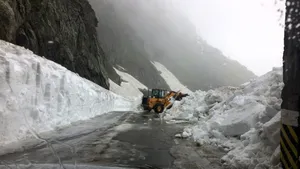 Drumarii deszăpezesc Transfăgărăşanul pentru a fi redeschis