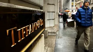 Casa Tiffany foloseşte pentru prima dată în istoria ei un cuplu gay într-o reclamă pentru verighete - FOTO