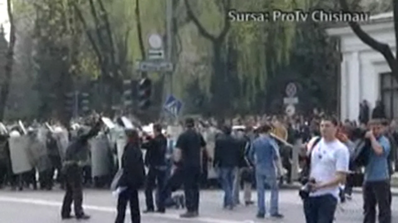 Protestatarii au pătruns în sediul Parlamentului de la Chişinău