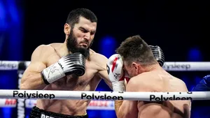 Boxerul Artur Beterbiev este noul rege la categoria semigrea. L-a învins la puncte pe Dmitry Bivol, pe jumătate român

