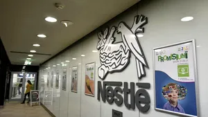 Compania Nestlé, acuzată de o „contribuţie majoră” la criza plasticului. Solicitările Greenpeace 