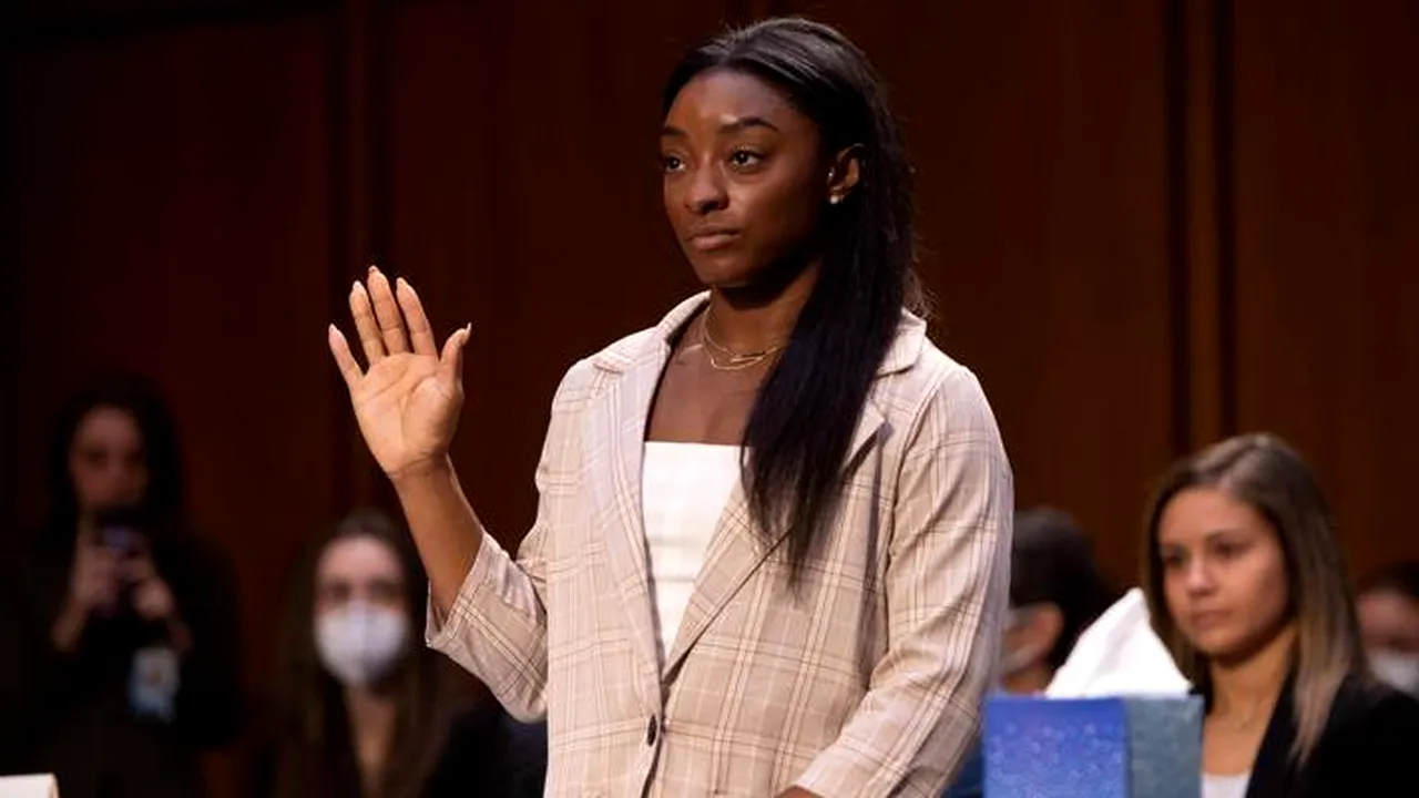 Biles şi celelalte gimnaste victime ale lui Nassar cer un miliard de dolari de la FBI

