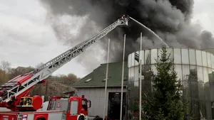 Incendiu de proporţii la o fabrică. Zeci de pompieri se luptă cu flăcările
