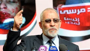 Autorităţile egiptene ordonă arestarea liderului suprem al mişcării Fraţii Musulmani