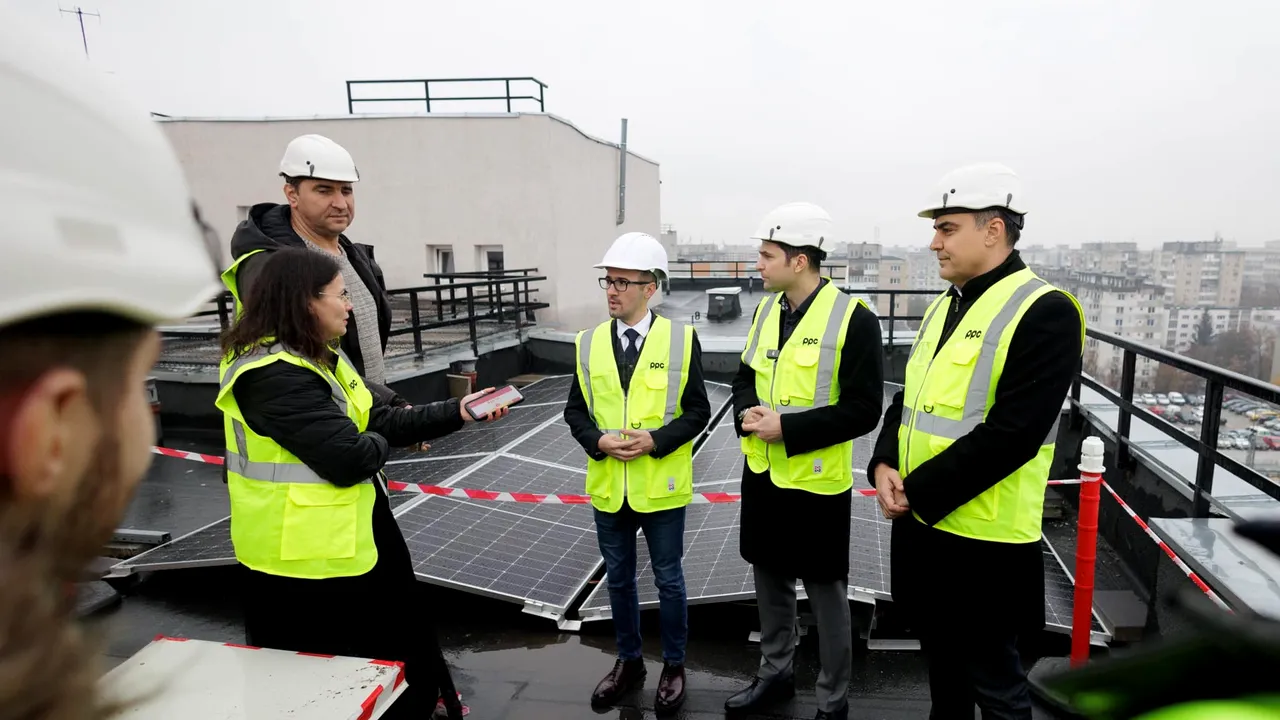 Proiect pilot: Panouri fotovoltaice la un bloc din Capitală. Energie pentru lifturi şi iluminatul scărilor