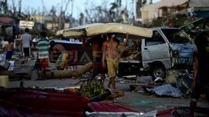 Guvernul ar putea trimite apă, pături şi corturi pentru sinistraţii taifunului Haiyan din Filipine