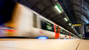 Un bărbat a supraviețuit după ce s-a agățat de un tren de mare viteză. Coborâse să fumeze o țigară