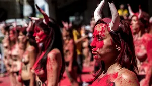 Proteste topless la Pamplona, înainte de coride şi tradiţionalele curse cu tauri. Povestea unuia dintre cele mai controversate festivaluri din lume 