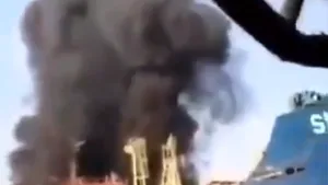 Explozie la bordul petrolierului MKD VYOM în largul Omanului. Un marinar a murit