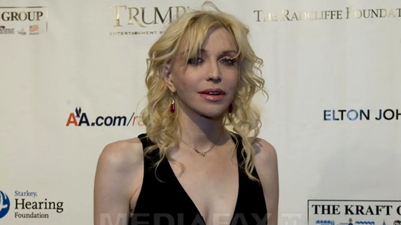 Courtney Love a început să consume heroină la o petrecere dată de Charlie Sheen