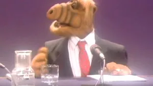 A murit cel mai simpatic extraterestru. Păpuşa care-l întruchipa pe Alf nu era o animaţie, ci era „locuită” de un actor în carne şi oase - VIDEO