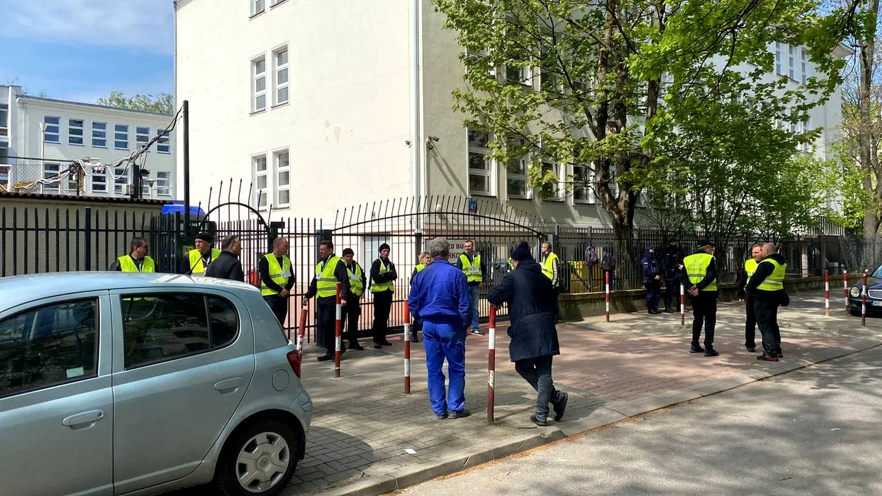 Rusia ameninţă cu represalii după ce Polonia a confiscat şcoala ambasadei