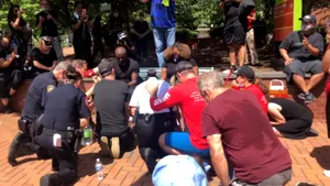 VIDEO.Poliţiştii au spălat picioarele unor americani de culoare în SUA, în timpul protestelor. Un gest similar a fost făcut şi de Papa Francisc în trecut