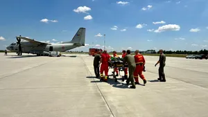 Pacient cu arsuri, transferat în Belgia cu o aeronavă Spartan a Forțelor Aeriene Române