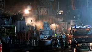Flăcări la bordul unei nave militare din Portul Constanţa / MApN: O comisie va analiza cauzele producerii incendiului